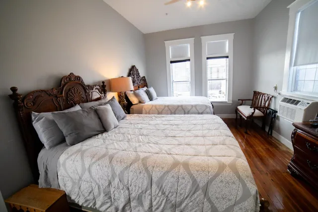 Rustic, Deluxe, 2 Queen Beds, Oak Tree Hotel 5/10