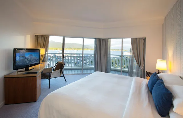 جناح تنفيذي بسرير كينج بإطلالة على المرسى، Shangri La the Marina Cairns 3/8