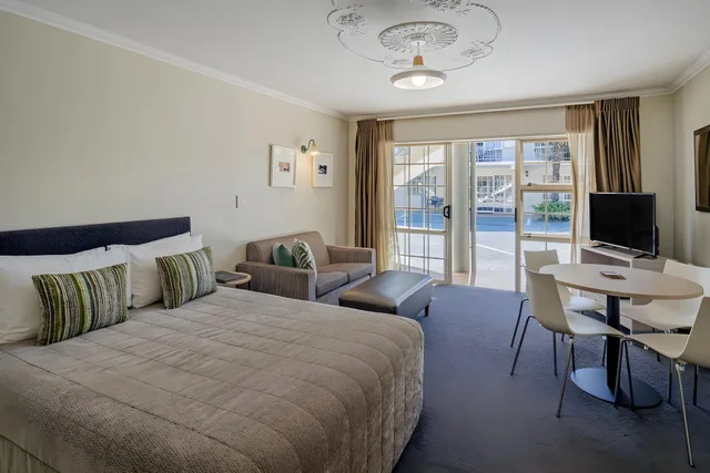 1 Bedroom, Family Suite, Private Pool, Silver Fern Accommodation And Spa 1/1