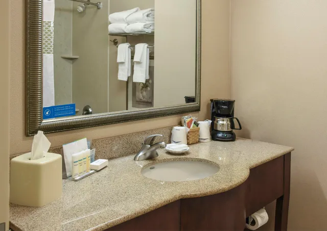 Room, 2 Queen Beds, Hampton Inn & Suites Youngstown - Canfield 2/2