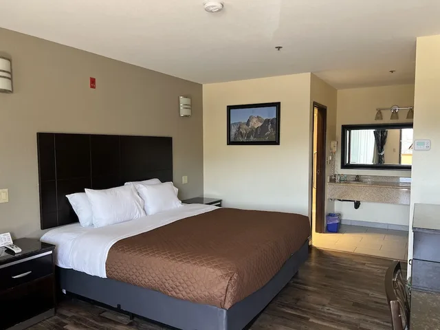 غرفة قياسية بسرير كينج بإطلالة على الجبل، Yosemite Sierra Inn 4/10