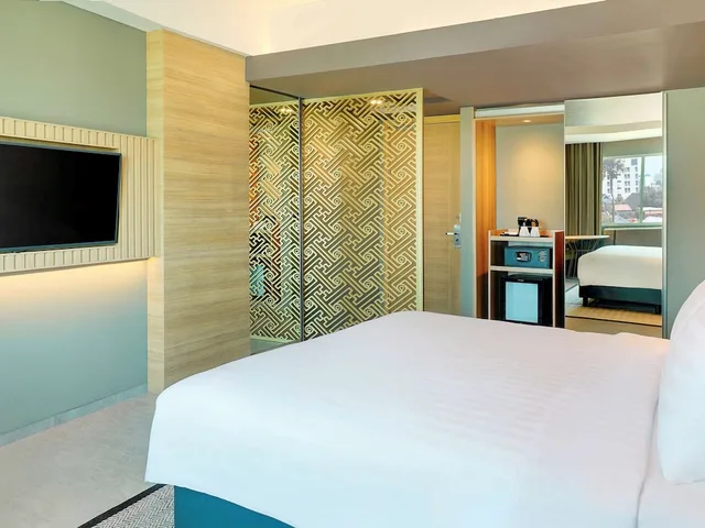 غرفة ديلوكس بسرير كينج مع أريكة، Mercure Makassar Nexa Pettarani 5/9