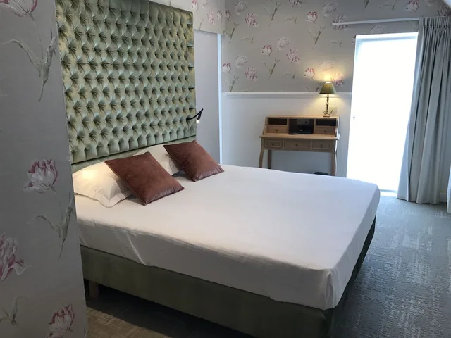 غرفة قياسية بسرير كوين، The Golden Tree Hotel 1/9
