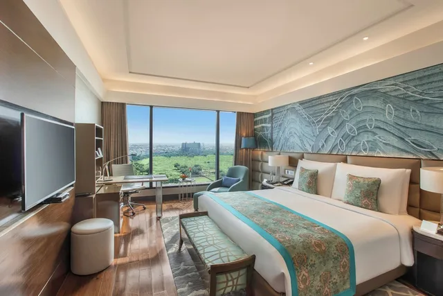 Club, Superior, King Bed, The Leela Ambience Convention Hotel Delhi 5/7