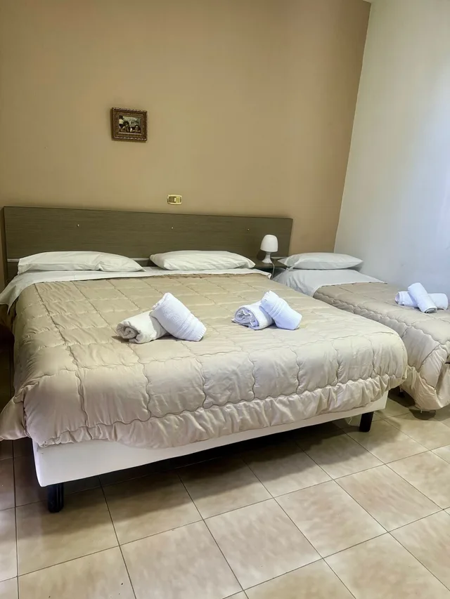غرفة ديلوكس ثلاثية بسرير مزدوج وسرير فردي، Hotel Santuario Pompei 2/6