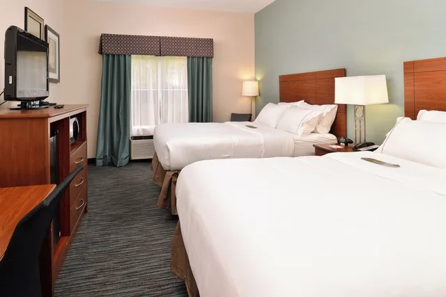 غرفة قياسية بسريرين كوين، Holiday Inn Express Hotel Suites Saint Marys 1/2