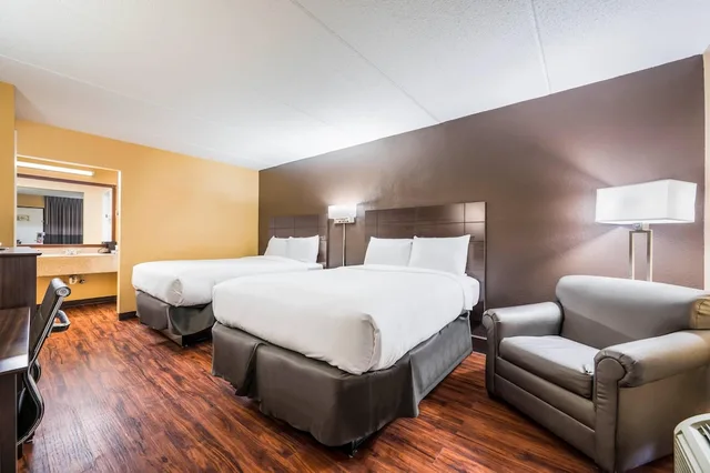 غرفة قياسية بسريرين كوين، Econo Lodge Columbus near Airport 3/4