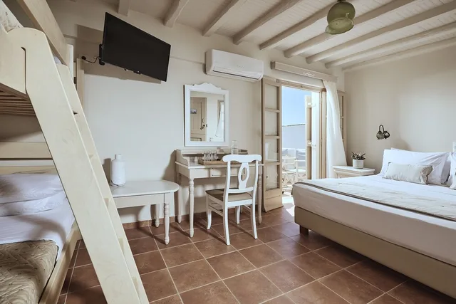 غرفة عائلية بسرير كوين وسرير بطابقين بإطلالة جزئية على البحر، Naxos Magic Village Hotel 2/9