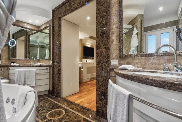 2 Bedrooms, Family Suite, 2 Double Beds, Station View, Sauna, Hot Tub، San Marco Luxury - Canaletto Suites 2/4
