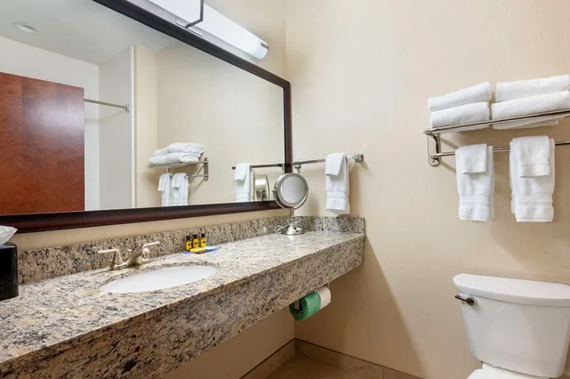 جناح بسريرين كوين مع أريكة بمنطقة جلوس بمطبخ صغير، Best Western Plus French Lick 3/3