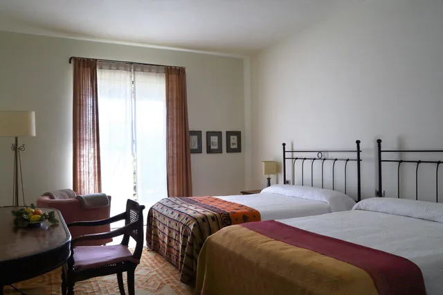 غرفة بسرير كينج بشرفة، La Foresteria Planeta Estate 1/9