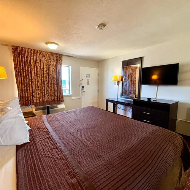 غرفة بسرير كينج للمدخنين، Regency Inn 2/9