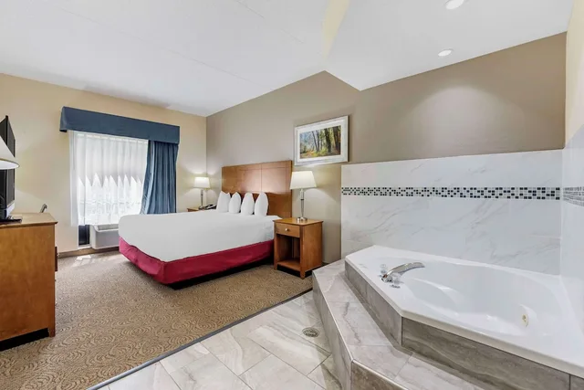 جناح بسرير كينج بحوض جاكوزي، Best Western Thunderbird Motel 5/5