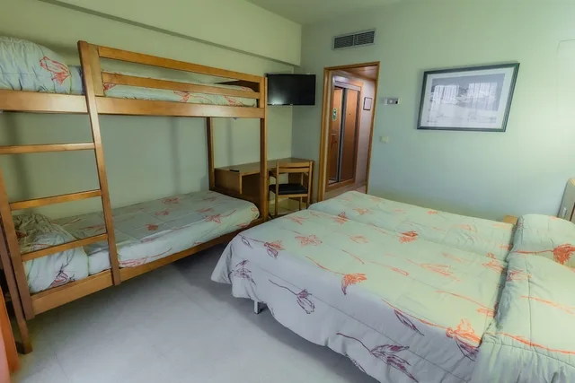 غرفة رباعية بسريرين منفصلين وسرير بطابقين، Alhama Hotel 4/9