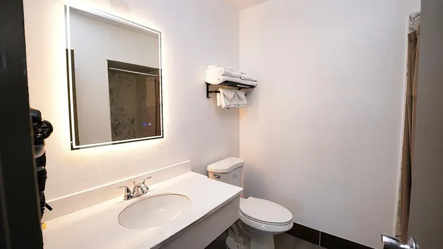 غرفة بسرير كوين بشرفة، Seaside Inn & Suites 10/10