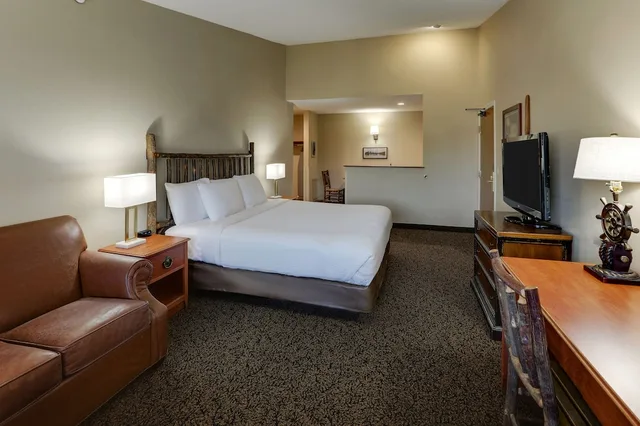 Expanded, King Bed, King and Queen Bed, Sofa، Stoney Creek Hotel Peoria 3/5