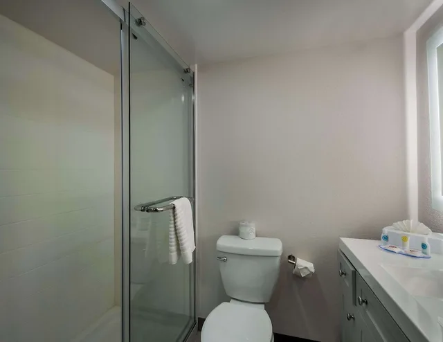 غرفة قياسية بسريرين كوين، Comfort Inn Falls Church - Tysons Corner 10/10