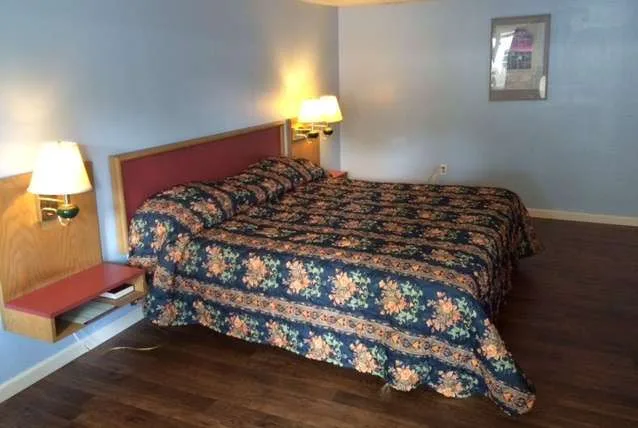 غرفة بسرير كينج، Knights Inn Center Valley 1/3