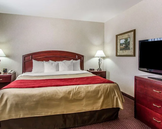جناح بسرير كينج مع أريكة بحوض استحمام لذوي الإعاقة، Quality Inn Suites Fort Madison Near Hwy 61 1/1