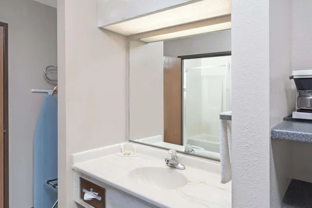 غرفة قياسية بسرير كينج لذوي الإعاقة، Super 8 by Wyndham Chicago O'Hare Airport 3/4