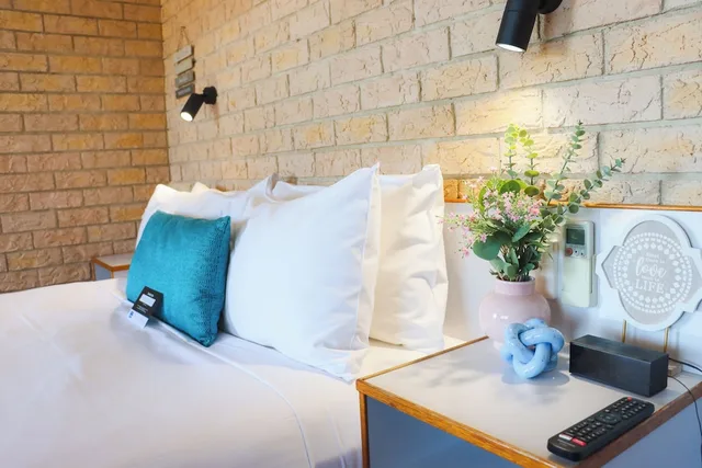 Deluxe, Queen Bed, Pet Friendly, Kennedy Drive Airport Motel 3/3