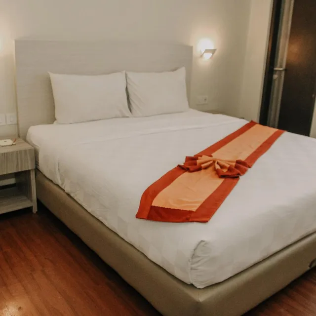 جناح جونيور، Grand Q Hotel Gorontalo 1/3