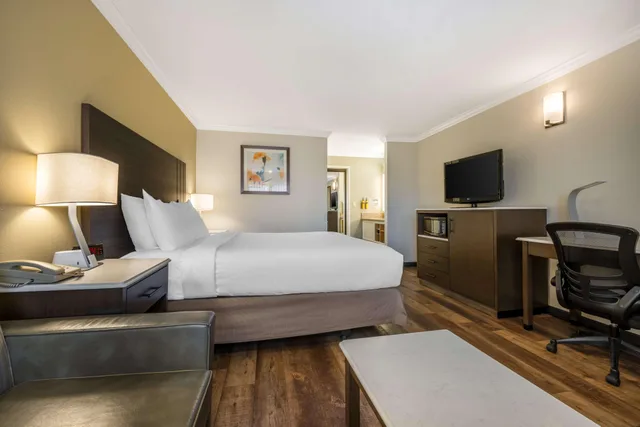 غرفة بسرير كينج، Best Western Plus Orange County Airport North 7/10