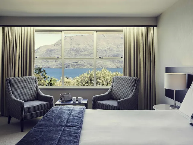 غرفة بسرير كينج بإطلالة على البحيرة، Movenpick Queenstown 2/3