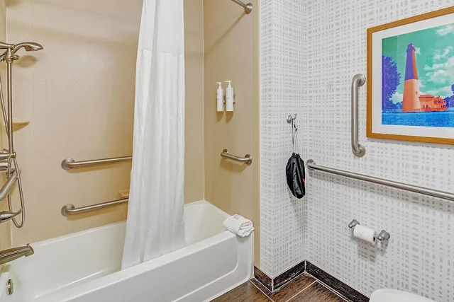غرفة بسرير كينج بحوض استحمام لذوي الإعاقة، Hampton Inn Foley 8/10