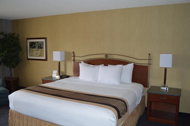 غرفة بسرير كوين بمطبخ صغير، Best Western Cascadia Inn 4/10