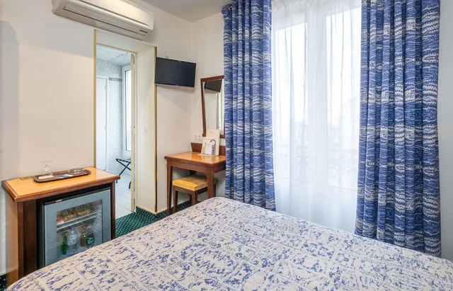 غرفة كومفورت مفردة بسرير مزدوج بحوض استحمام، HOTEL TERMINUS MONTPARNASSE 5/8