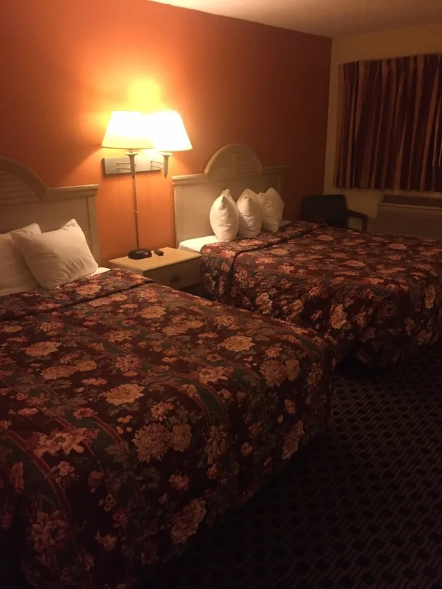 غرفة قياسية بسريرين كوين للمدخنين، Sunset Inn & Suites - Lincoln Airport 1/2