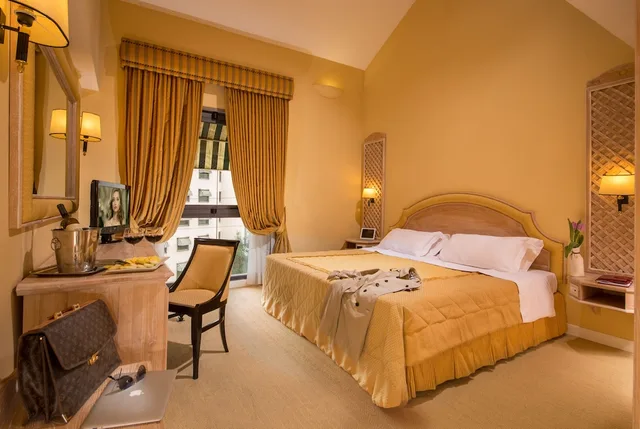 جناح كبير بسرير كينج مع أريكة بمنطقة جلوس، Best Western Park Hotel Via Variante Tiberina 21 1/5