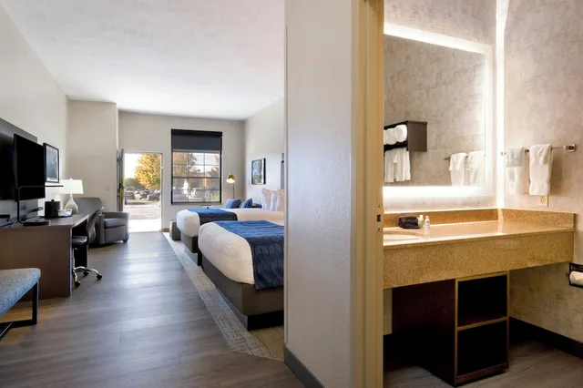 Walkout, Junior Suite, 2 Queen Beds، Clubhouse Hotel Suites Sioux Falls 3/3