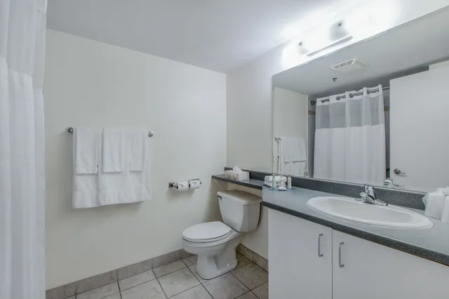 جناح عائلي بسريرين كوين بغرفتي نوم مع أريكة بمطبخ صغير، Hotel Faubourg Montreal 4/7