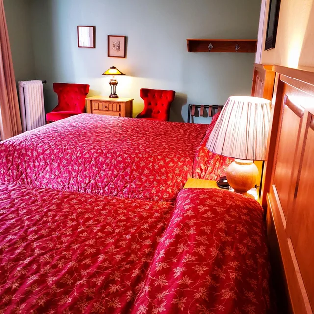 غرفة بسرير كينج وسريرين كوين، James Bay Inn Hotel Suites Cottage 3/5