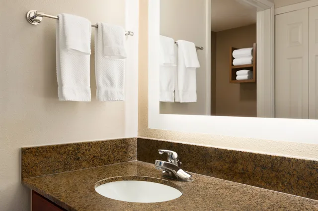 جناح بسريرين مزدوجين بغرفة نوم واحدة مع أريكة بمطبخ، Staybridge Suites Tampa East Brandon 3/5