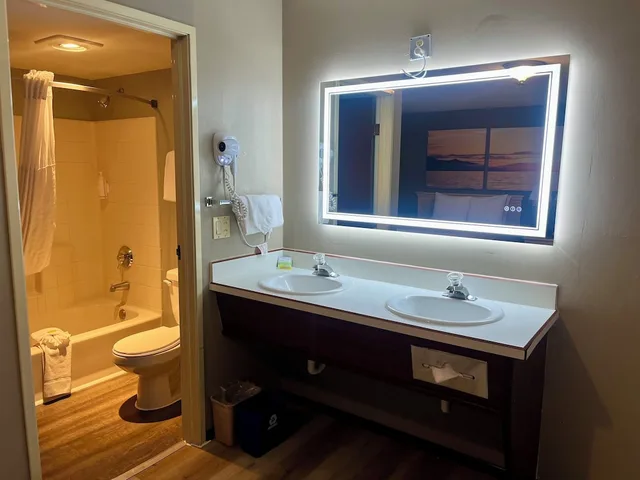 غرفة قياسية بسرير كوين، Days Inn by Wyndham Seatac Airport 10/10