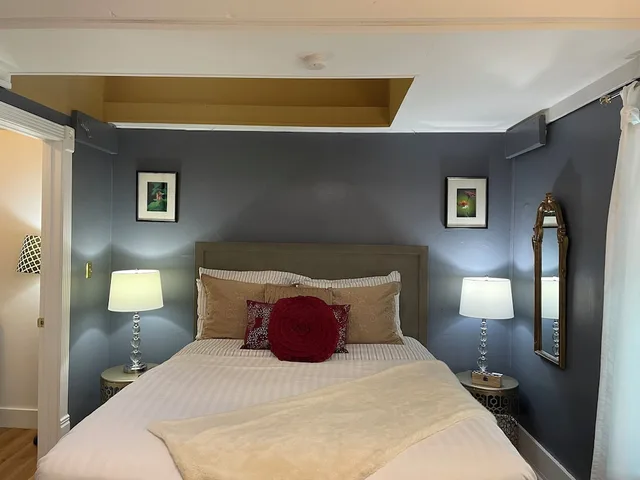 جناح كومفورت بسرير كوين بإطلالة على الفناء بحوض جاكوزي، Peace and Plenty Inn B&B 2/5