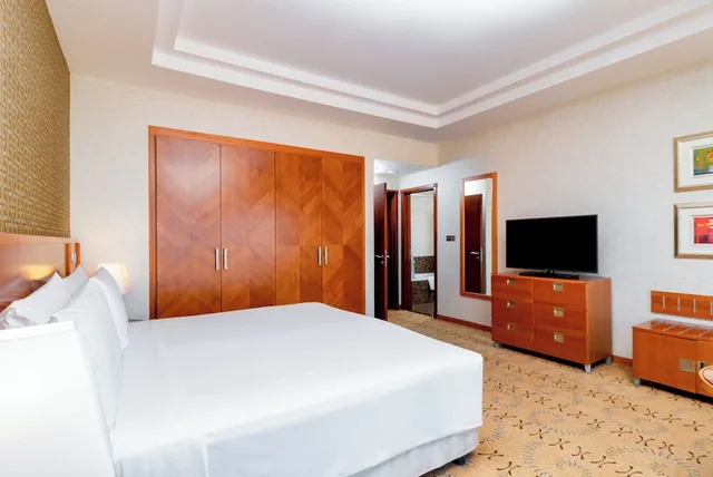 جناح بسرير كينج بإطلالة على المسبح بغرفة نوم واحدة مع دخول صالة النادي للمدخنين، Holiday Inn Kuwait 2/10