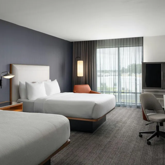 غرفة بسرير كينج وسريرين كوين بحوض استحمام لذوي الإعاقة، Courtyard by Marriott Lake City 1/2