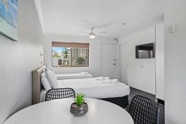 غرفة قياسية ثلاثية بسرير كوين وسرير فردي، Gold Coast Inn 7/10