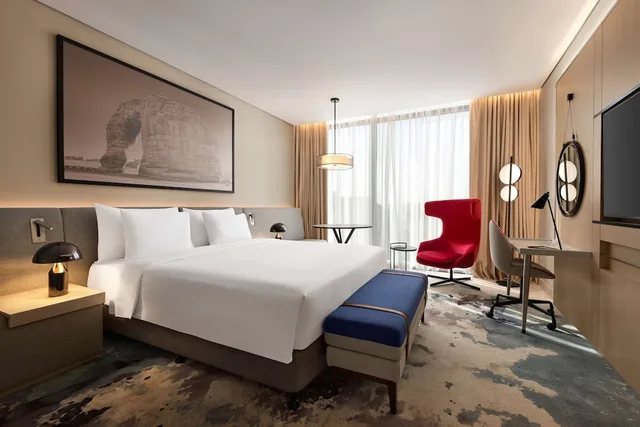 غرفة قياسية بسرير كينج، فندق راديسون بلو مركز الرياض للمؤتمرات والمعارض(Radisson Blu Hotel Riyadh Convention & Exhibition Center) 1/4