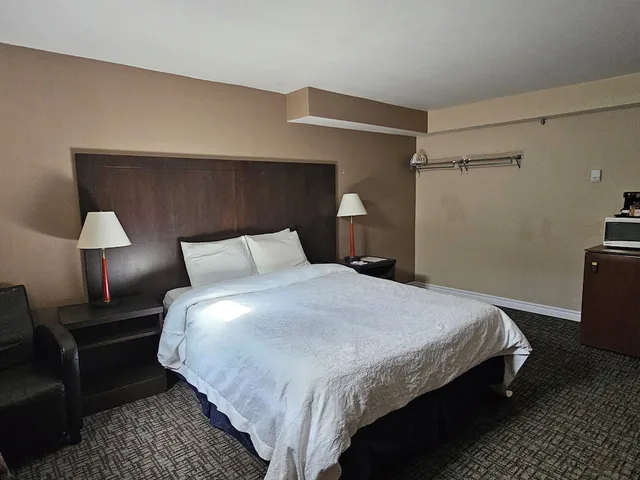 غرفة بسرير كوين، Travelodge By Wyndham Kapuskasing 1/2