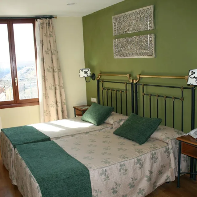 غرفة بسريرين منفصلين بإطلالة، La Casa Mudejar Hotel Spa 2/2