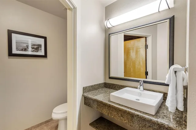 غرفة قياسية بسريرين كوين بإطلالة على النهر بشرفة، Best Western Plus Riverfront Hotel And Suites 6/10