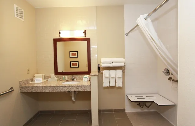 جناح بسريرين كوين مع أريكة، Comfort Suites Lincoln North 10/10