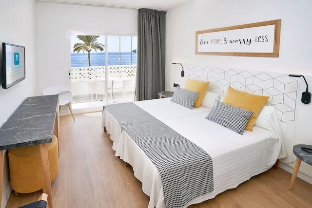 غرفة بسريرين منفصلين بإطلالة على الشاطئ بشرفة، Flamboyan Caribe Hotel & Spa 4/10