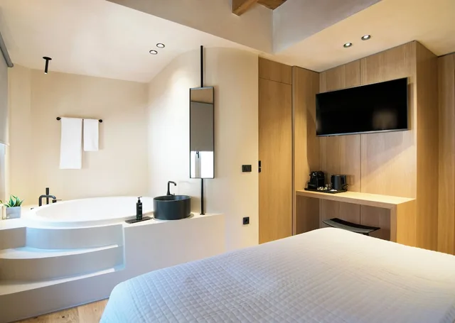غرفة داخلية بسرير مزدوج بحوض استحمام، Consolato Boutique Suites 8/10