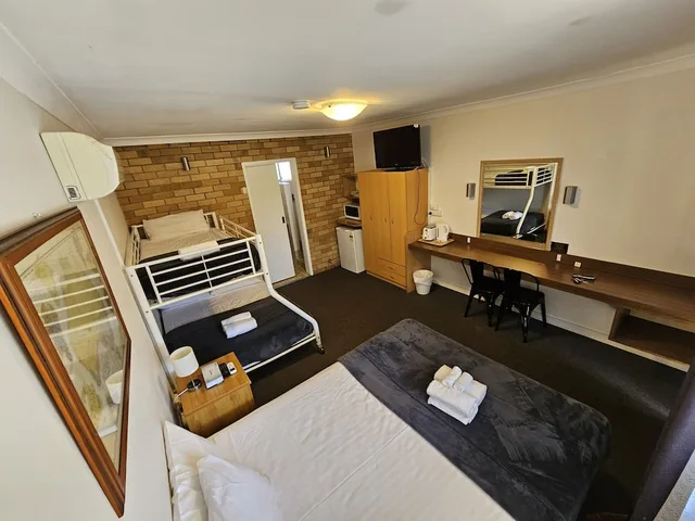 Deluxe, Family, 1 Double and 3 Single Beds، Hunter Valley Motel 3/6